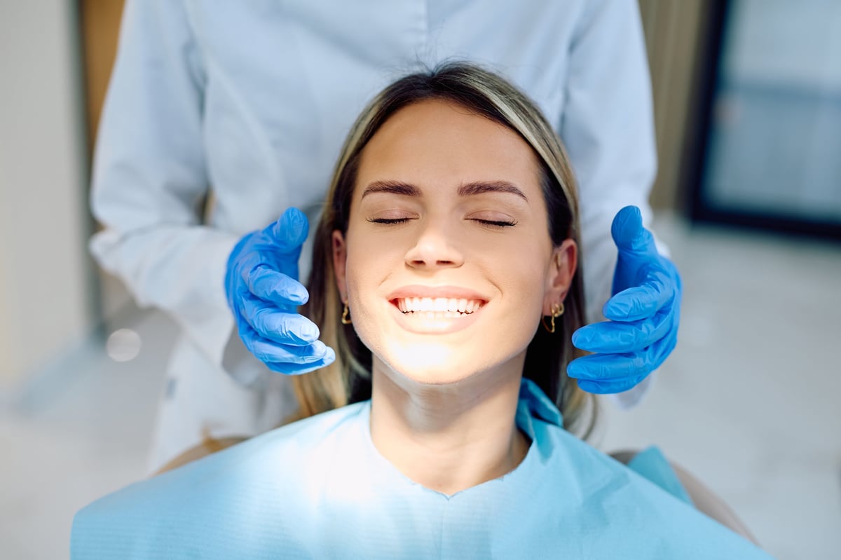 Paciente feliz con dientes blancos durante una revisión dental en la clínica